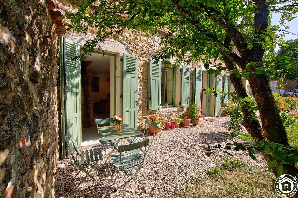 Façade du petit gîte Varey chambre d'hôte ain gite de France ain